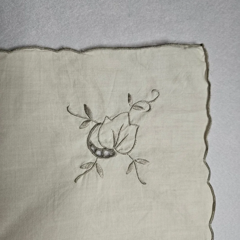 Vintage‎ Embroidered Floral Cutwork Square Tablecloth Scalloped Edge Cream 32x32